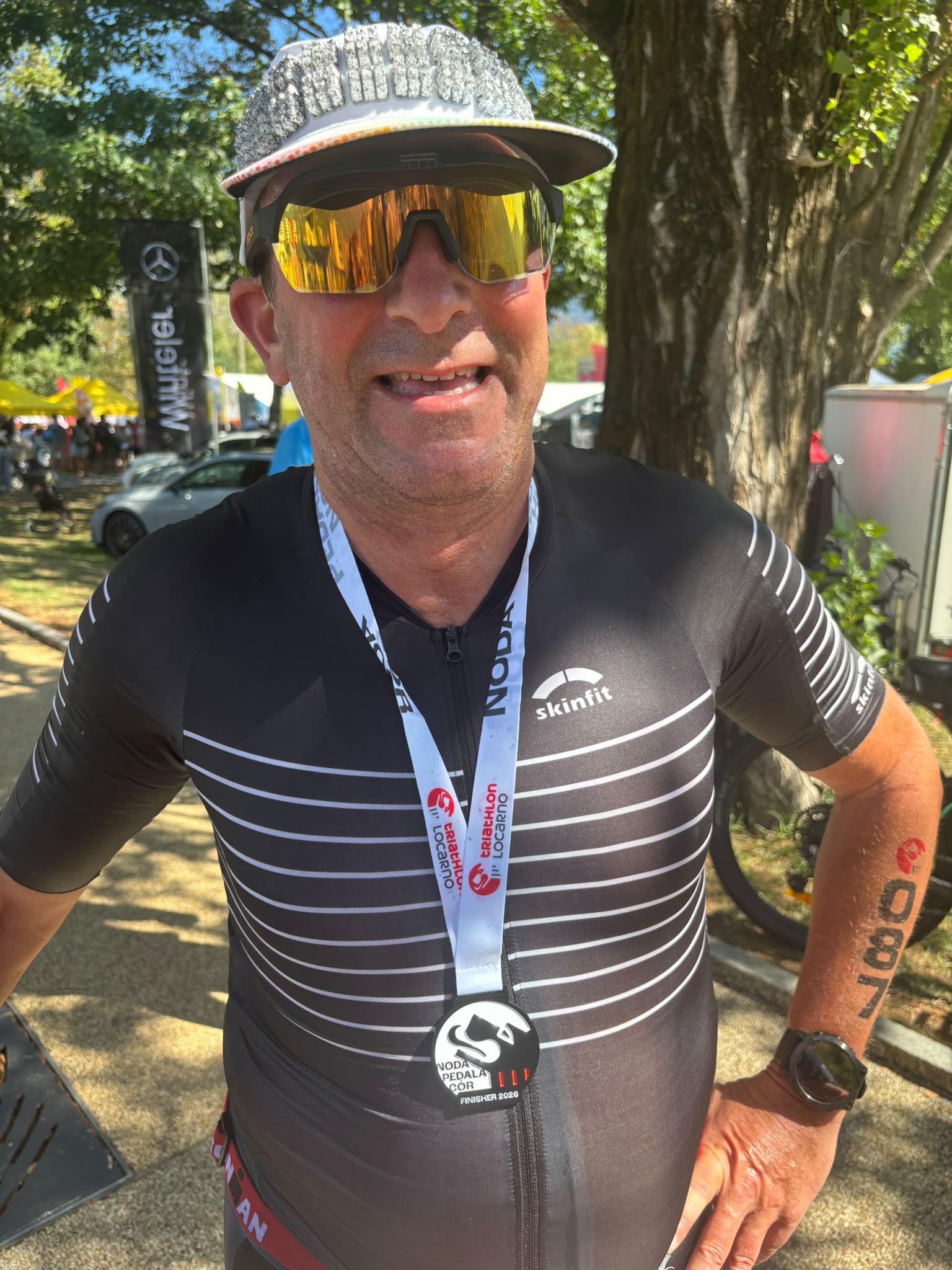 Yves Lustenberger mit Finishermedaille beim 3Locarno Triathlon 2026