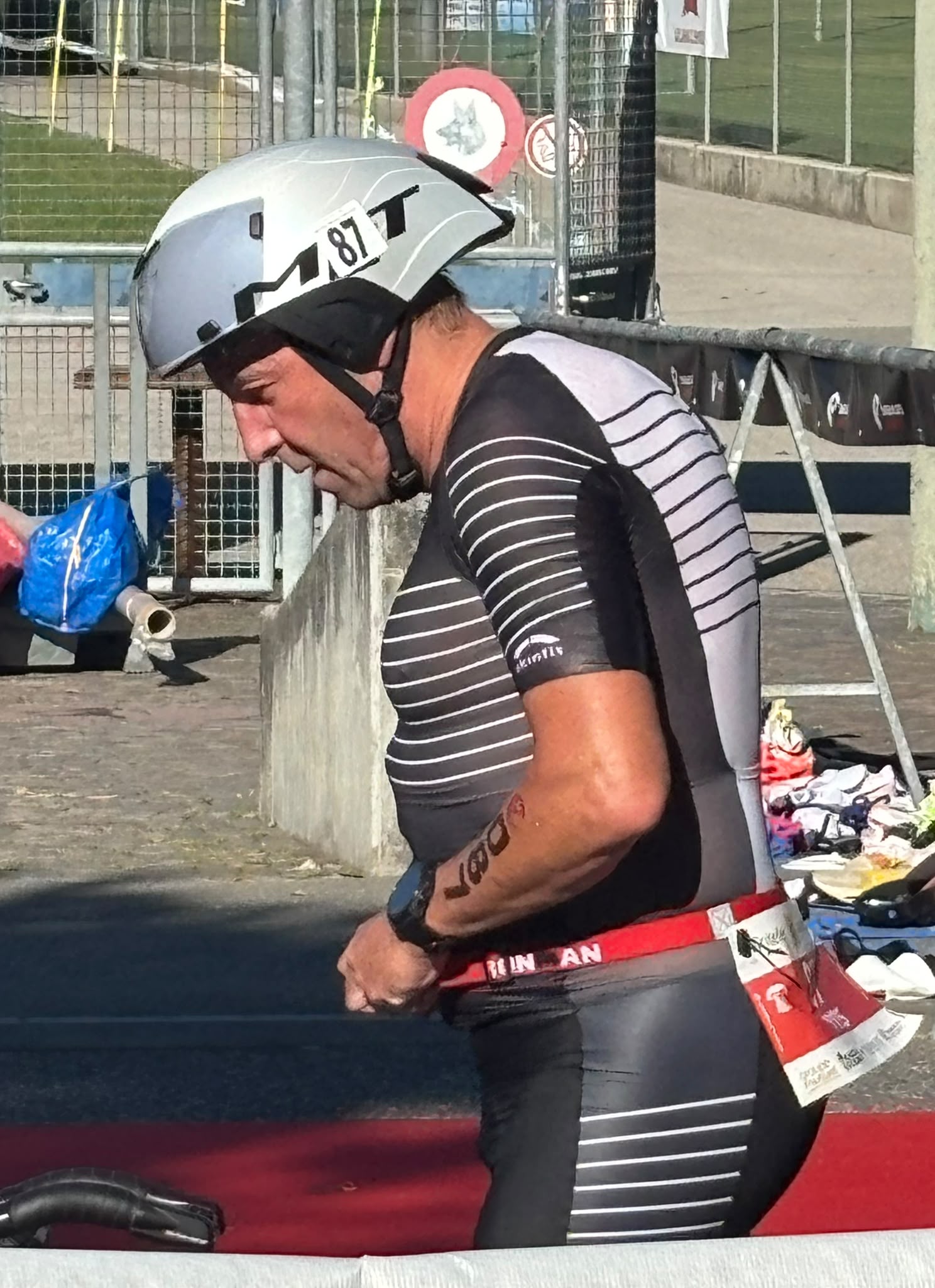 Yves Lustenberger in der Wechselzone in Locarno