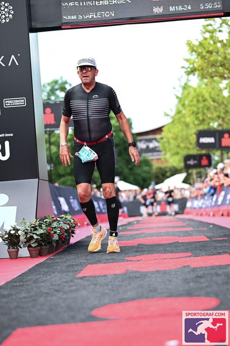 Yves Lustenberger beim Zieleinlauf des Ironman 70.3 Rapperswil 2026